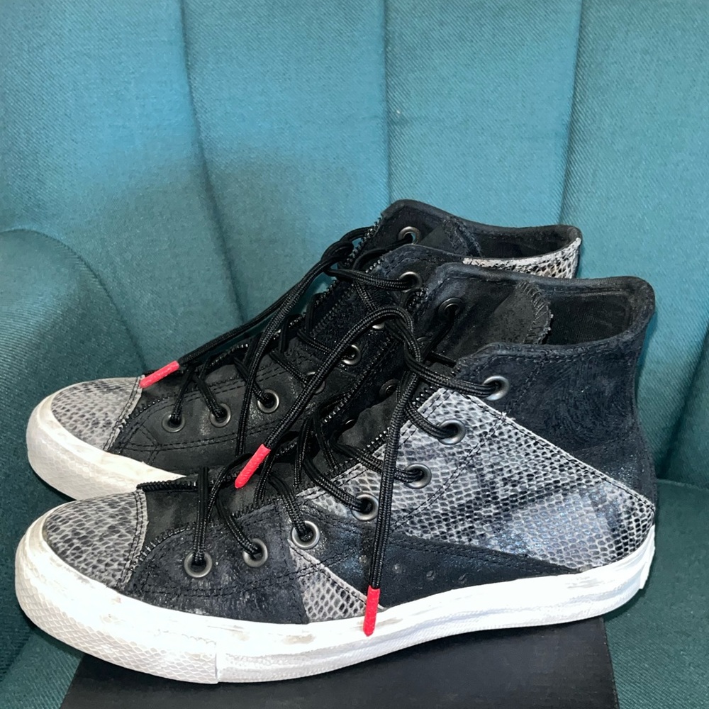 Distressed Converse Sneakers 8W/6M